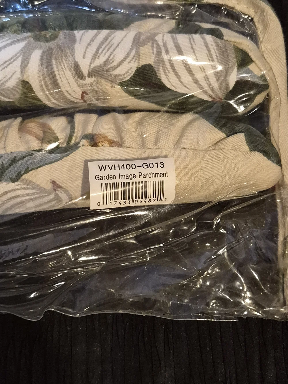 Vintage Waverly Cotton Padded Hangers Set of 2 Green Floral Cottagecore Open.
